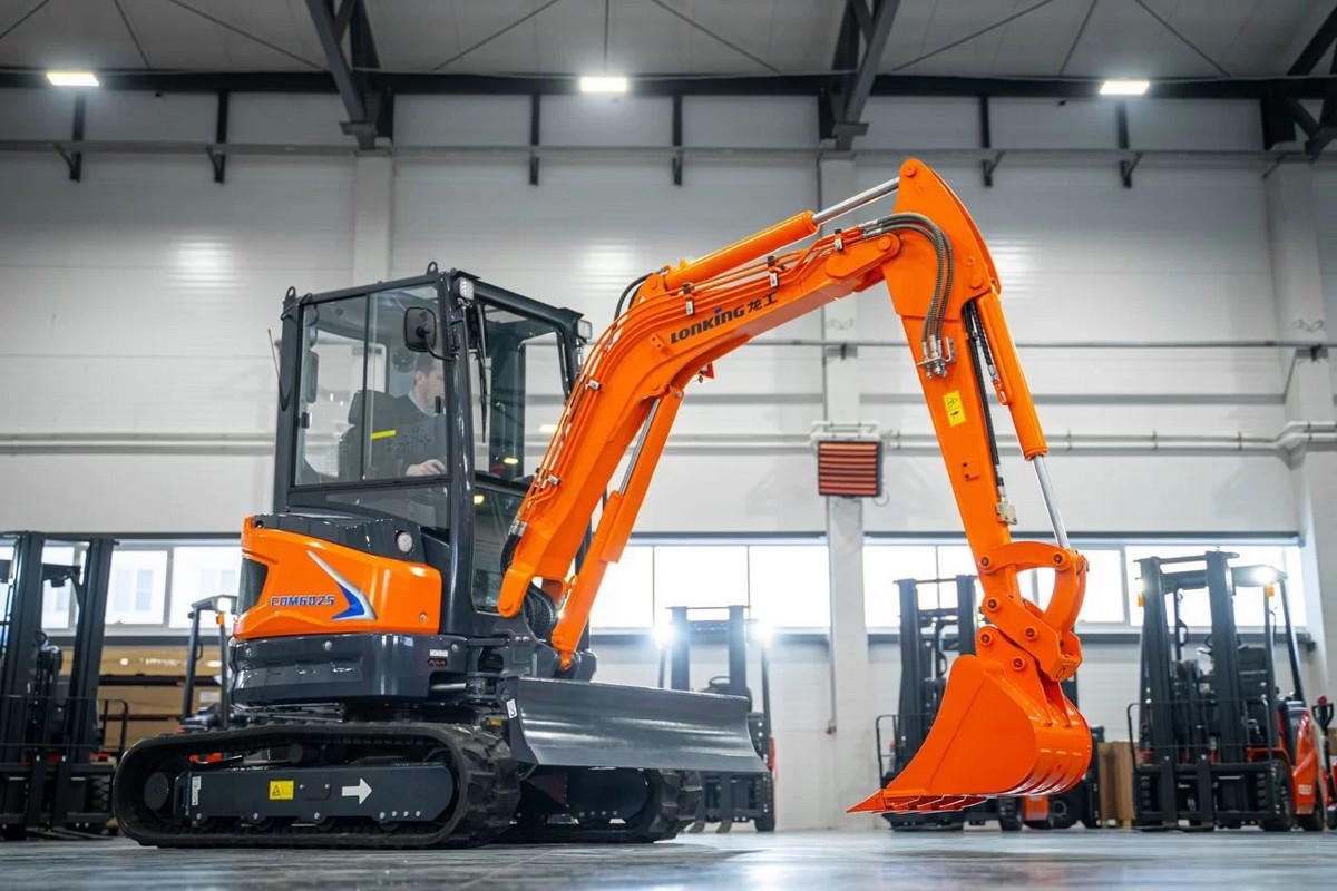 Мини-экскаватор Lonking CDM6025 - работы на объекте